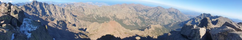 Links Punta Minuta (2556); hinter deren N-Grat Punta Stranciacone (2151) bis A Muvrella (2147, unmittelbar vor Calvi). Ganz rechts Monte Padro (2390). [alt=2706 imgDir=NW]