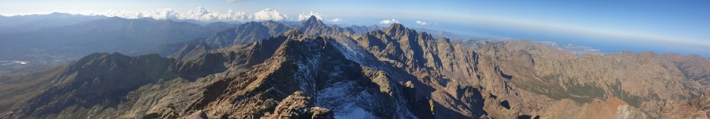 Markant Paglia Orba (2525) in der Bildmitte, rechts Punta Minuta (2556) und Calvi im Hintergrund. [alt=2706 imgDir=SW]