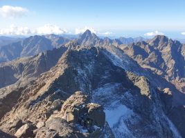 In der Bildmitte Paglia Orba (2525), davor die teilweise schneebedeckte Nordflanke der Pointe d`Eboulis, durch welche der Weg hochführt; rechts Punta Minuta (2556). [imgDir=SW alt=2706]