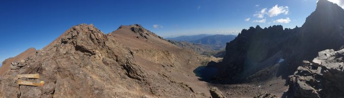 Der Lac du Cinto im Schatten und dahinter das Tal des Ruisseau de l`Erco. [alt=2452 imgDir=E]