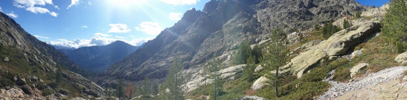 Blick über das Tal des Ruisseau de Crucetta; hinten die Punta Liciola (2235), vor welcher der Weg rechts hoch zur Bocca di Foggialle zieht. [imgDir=SSW alt=1640]