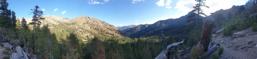 Blick über den unteren Teil des Ruisseau de Crucetta. Von der Bergerie de Ballone an traversiert der Weg ca. zwei Kilometer. [imgDir=SE alt=1370]