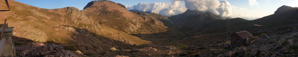 Abendstimmung auf dem Refuge de Ciottolu i di Mori (2000) mit Blick zur Punta a e Cricche (2057); links davon unter den Wolken befindet sich der Col de Vergio, wo der Weiterweg durchführt. Das WC-Häuschen war übrigens wie auf allen anderen Hütten auch verschlossen. [imgDir=S]