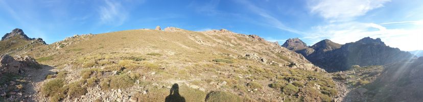 Blick von unterhalb der Bocca di Guagnarola zur langen Traverse von der Hütte unterhalb der Paglia Orba (2525) rechts hinten [imgDir=NNW alt=1800]