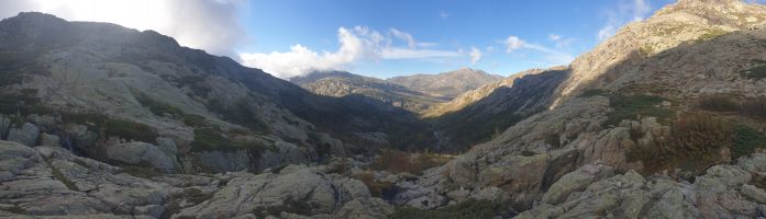 Das Refuge de Manganu schon im Schatten; noch in der Sonne die Wasserscheide Bocca d´Acqua Ciarnente; dahinter Punta Arctica (2327), und ganz zuhinterst im Einschnitt Capo Tafunatu (2335) und Paglia Orba (2525), zwischen denen das Refuge de Ciottulu di i Mori liegt. [alt=1750 imgDir=NNW]