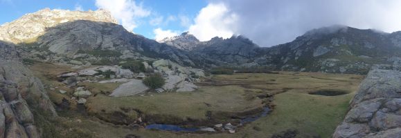 Am Ende der beschaulichen Schwemmebene steigt der Weg in den Kessel links der Crête de Rinella (2266). [alt=1780 imgDir=SE]