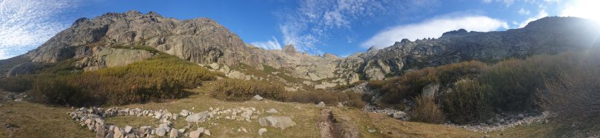 Der obere Kessel wird dominiert von Pointe des Sept Lacs (2266) links und Punta alle Porte (2313) rechts. Der Weg führt durch das Erlenlabyrinth voraus. [alt=1960 imgDir=E]