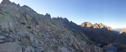 Der Weg traversiert von der Bocca alle Porte nach Süden, bevor durch die breite, tiefe Rinne abgeklettert werden muss. [alt=2140 imgDir=NW]