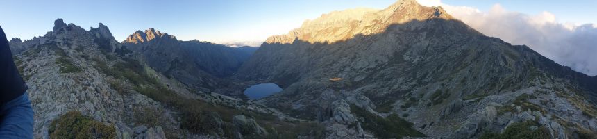 Bocca Soglia (rechts oben) taucht in den Schatten. Ab dort folgt der Weg über ca. einen Kilometer ungefähr der Licht/Schatten-Grenze. [alt=2050 imgDir=NE]