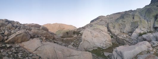 Der Col de Rinoso ist ein wenig markanter Übergang; der Weg traversiert von da zur Bocca Mozella westlich der A Maniccia im Hintergrund [alt=2060 imgDir=ESE]