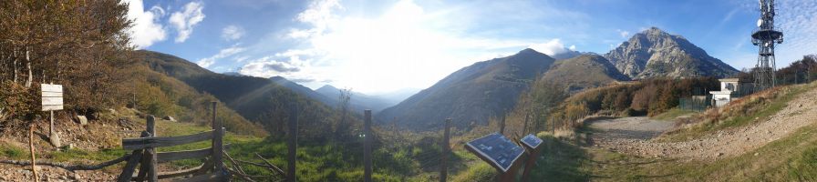 Blick über das Tal der Gravona; rechts Punta del Ceppo (1632) und Monte d`Oro (2389) [alt=1200 imgDir=W]