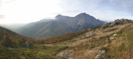 Hinten links Pointe Muratello (2138), rechts Monte d`Oro (2389) und dazwischen der Abstieg durch den obersten Kessel des Agnone [alt=1590 imgDir=NW]