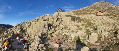 Links oben die dreieckige Winterhütte [alt=1830 imgDir=NNW]