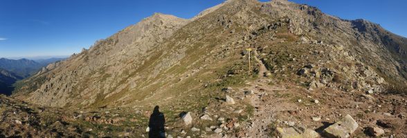 Die (abgeschnittene) A Maniccia hinter dem Wegweiser am Col du Bocca Manganello [alt=1800 imgDir=N]