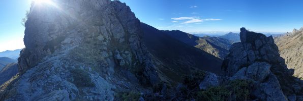 Kurz nach dem Col du Bocca Manganello darf zum ersten Mal wieder etwas gekraxelt werden. Man beachte die gelben Markierungen! [alt=1830 imgDir=S]