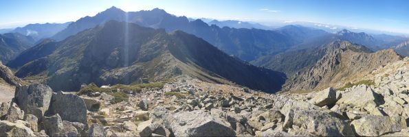 Im Hintergrund links Monte d`Oro (2389) und Pointe Migliarello (2240), an deren Fuss das Refuge de l`Onda liegt. Mittig dazwischen der Rücken erkennbar, über welchen der GR-20 zur unscheinbaren Pointe Muratello (2138) hochzieht. [alt=2010 imgDir=SSW]