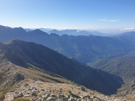 Hinten rechts der Golf von Ajaccio; links unten der Weiterweg[alt=2210 imgDir=SSW]