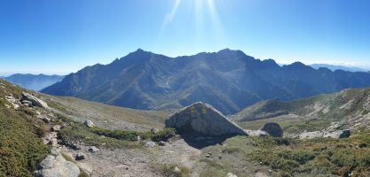 Weiter der Krete nach, bevor dem Rücken entlang abgestiegen wird. In der sonnenbeschienen Mulde vor Monte d`Oro (2389) und Pointe Migliarello (2240) ist das Refuge d`Onda erkennbar. [alt=1900 imgDir=SSE]