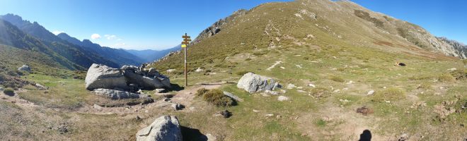 Blick zurück auf den mühsamen Abstieg; rechts noch zwei Rindviecher. [alt=1421 imgDir=WNW]