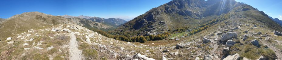 Das Refuge de l`Onda von oben; links der Abstieg von der Punta all`Altore zur Bocca d`Oreccia und rechts der Weiterweg über den Moränenkamm zur Pointe Muratello. [alt=1460 imgDir=SE]