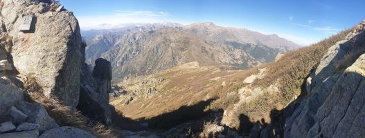 Der Weg zieht hier kurz auf die Westseite des Rückens [alt=2040 imgDir=NNW]