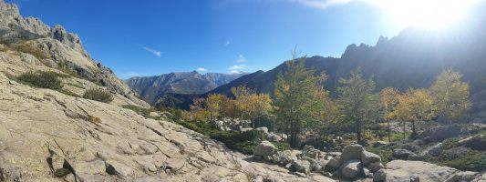 Ab hier hat sich der Fluss tief ins Gestein eingeschnitten. Hinten die Punta dell`Oriente mit dem Übergang Richtung Capanelle [alt=1500 imgDir=SSE]