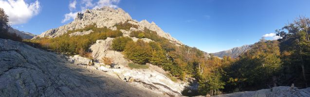 Blick über den Verlauf des Agnone; weiter unten befindet sich die Cascade des Anglais; links Monte d`Oro (2389)[alt=1340 imgDir=E]