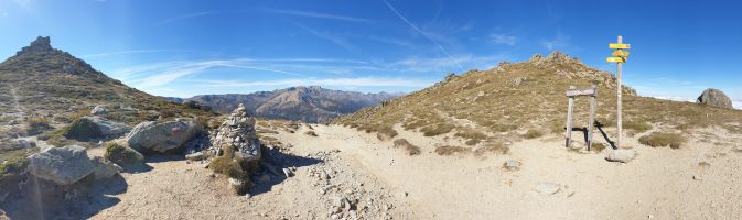 Hinten zentral Monte Renoso (2352); rechts davon die  Skipisten von E Capanelle und Monte d`Oro (2389) und ganz hinten Monte Rotonda (2622), wo das Refuge de Petra Piana liegt. [alt=1846 imgDir=W]