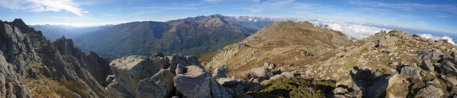 Das Terrain wird zunehmend felsiger. [alt=1950 imgDir=NNW]