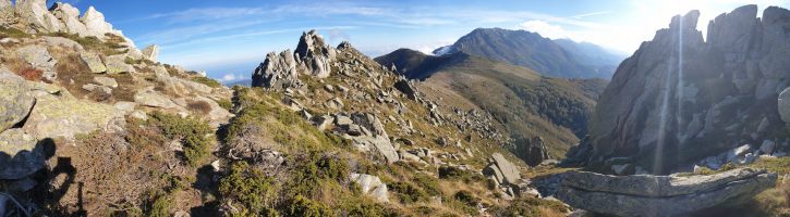 Voraus die Punta di Campolongo (1695), hinter welcher sich die Bocca di Laparo (1525) befindet. Von dort steigt der Weg zur Punta Bianca (1954) und zum Monte Formicula (1981) hoch. [alt=1710 imgDir=S]