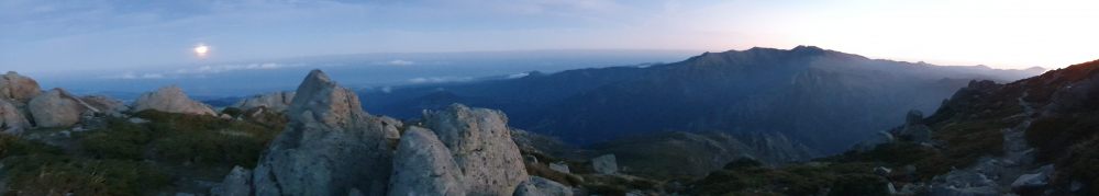 Um die Ecke geht es zum Refuge d`Usciolu hinunter. Im Hintergrund Monte Incudine (2134), das nächste Ziel. [alt=1930 imgDir=S]