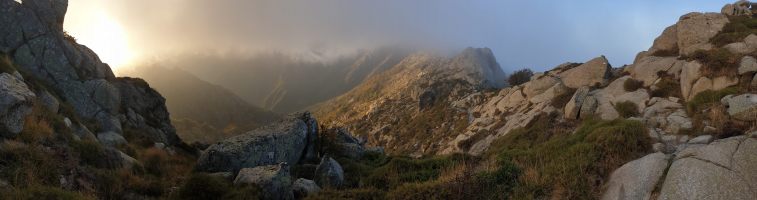 Blick über den oberen Teil des Grats; das Plateau de Cusciunu liegt hinten im Nebel  [imgDir=SW]