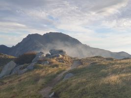 Hinten unten liegt das Refuge d´Usciolu [imgDir=NE]