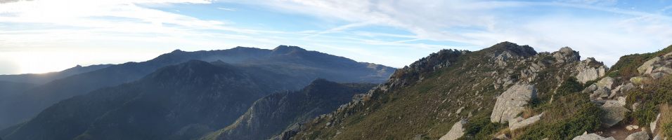 Hinten zentral Monte Incudine (2134), links davon Punta Sarachiana (2129), Punta Tintennaia (1990) und Monte Maio (1847); rechts davon das Plateau de Cusciunu [imgDir=S]