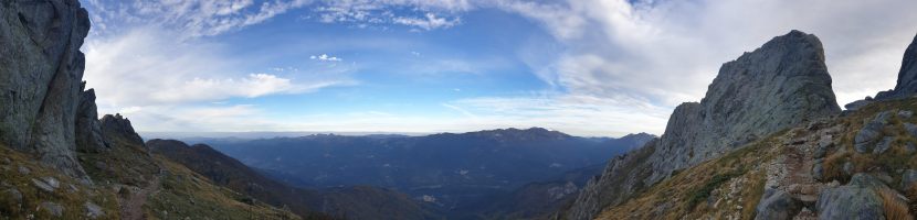 Blick auf die Westseite; die Schneeberge links im Hintergrund sind eine Fata Morgana. [imgDir=SE]