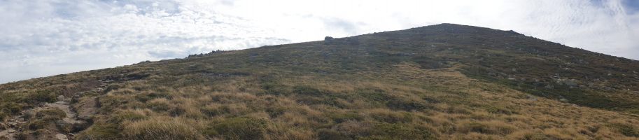 Vom Sattel geht es rechts hoch in Richtung Monte Incudine. [imgDir=SSE]