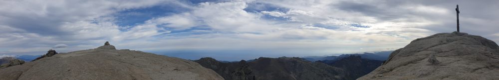 Blick voraus zu den Aiguilles de Bavella rechts; Wetterverschlechterung im Anzug [imgDir=SE]