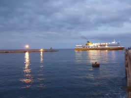 Die Fähre tuckert rückwärts in den Hafen von Bastia