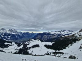 In der rechten Bildhälfte die schneefreie Nordseite des Schächentals und darüber die Südflanke der Lidernenkette: Links aussen Rophaien und Diepen, rechts markant Rossstock, Fulen und Chaiserstock.