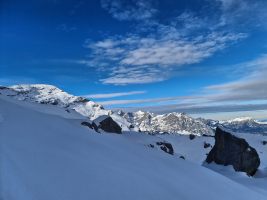 Links der Bälmeten, dahinter das Uri Rotstockmassiv mit dem Gitschen