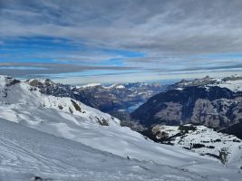 Januar 2022: Unten grün, oben "es bizzeli" weiss. Unten die Terrasse von Haldi.