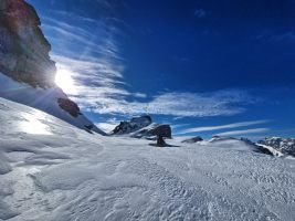 Zur Sonne hin im unberührten Schnee!