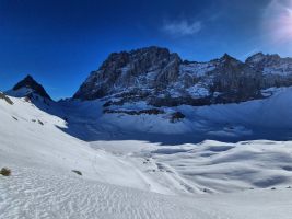 Schwarz Stöckli, Gross und rechts aussen Chli Windgällen; im Vordergrund Sewlisee