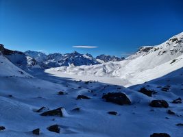 Sewlisee mit der noch wenig ausgelasteten automatischen Schneemessstation