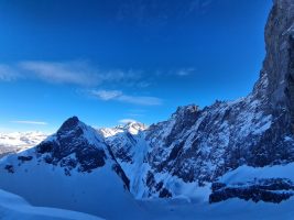 Links Wiss Stöckli, dahinter die Ruch Chälen mit Gross Schärhorn &  Co. dahinter, rechts der markante Ruch Fensterturm