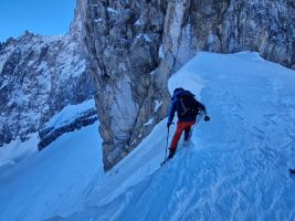 Einfahrt über die freigeschaufelte Wächte.