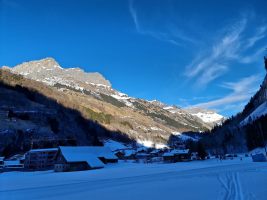 Über dem Schächental thronen die Schächentaler Windgällen; Sonnseite aper [lat=46.86095 lon=8.76939 imgDir=NE]