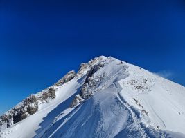 Zu Fuss dem Grat entlang oder in der Südflanke mit Ski