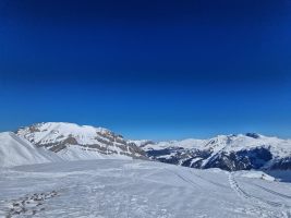 Ganz hinten links Druesberg und die Sihltaler Berge über dem Pragelpass. Rechts der Silberen der Glärnisch, und Bös Fulen und Grisset rechts hinter dem Pfannenstock.