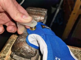 2.) Öse in Plastikschale, Handschuhstoff, Ösenring, Konus von oben.